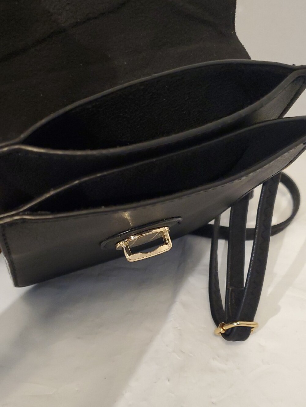 🔥Black Crossbody Phone Bag with Gold Hardware - Picture 4 of 4